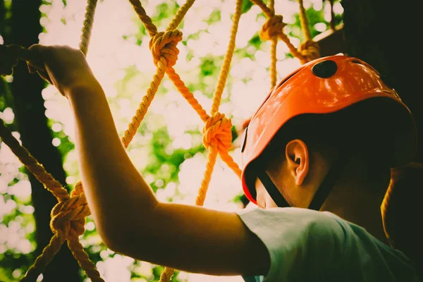 Halat Parkı çocuk tırmanıyor