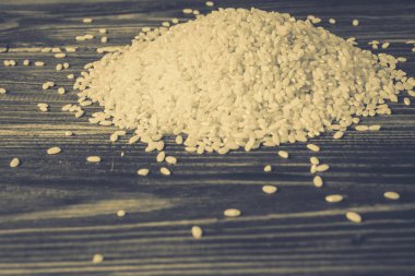 ahşap bir arka plan üzerinde pirinç