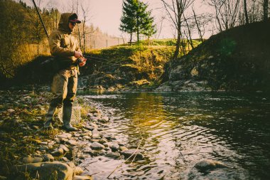 Nehirde balık tutmak