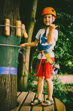 Çocuk bir kolye park tırmanıyor