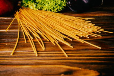 Spagetti ve sebze ahşap arka plan üzerinde