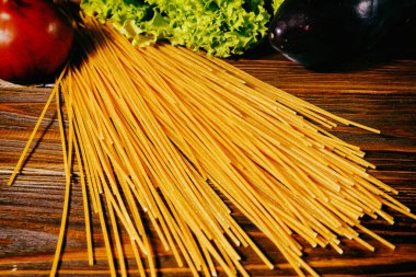 Spagetti ve sebze ahşap arka plan üzerinde