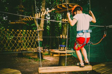 Çocuk bir kolye park tırmanıyor