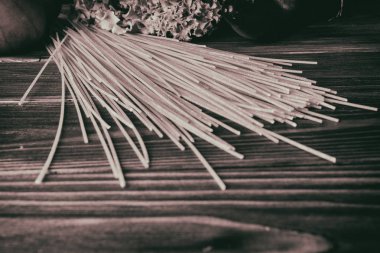 Spagetti ve sebze ahşap arka plan üzerinde