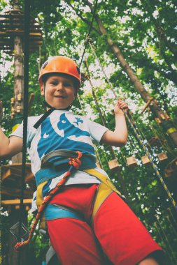 Halat Parkı çocuk tırmanıyor