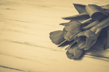 Ahşap beyaz zemin üzerine güzel çiçekler