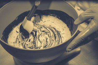 Çikolata ve krema karıştırma. Kremalı pasta