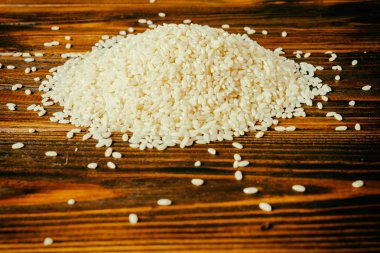 ahşap bir arka plan üzerinde pirinç