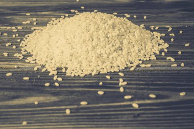 ahşap bir arka plan üzerinde pirinç