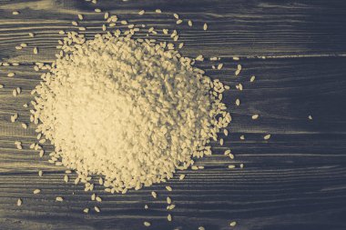 ahşap bir arka plan üzerinde pirinç