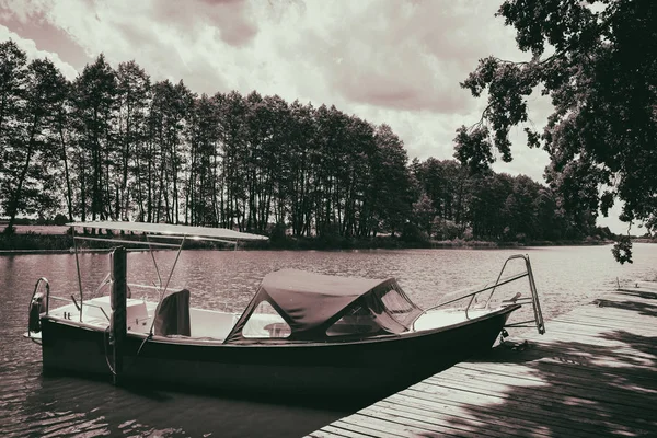 Лодка на реке — стоковое фото