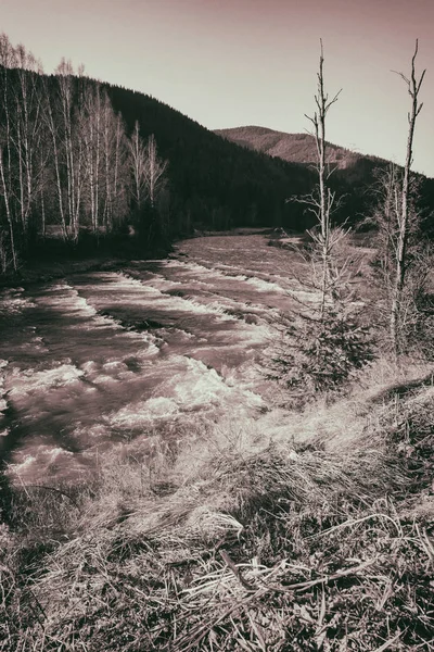 Magníficas montanhas, viajar para o terreno montanhoso — Fotografia de Stock