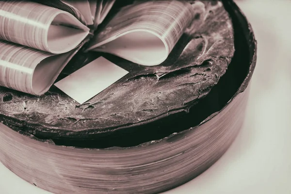 Mooie chocoladetaart met karamel — Stockfoto