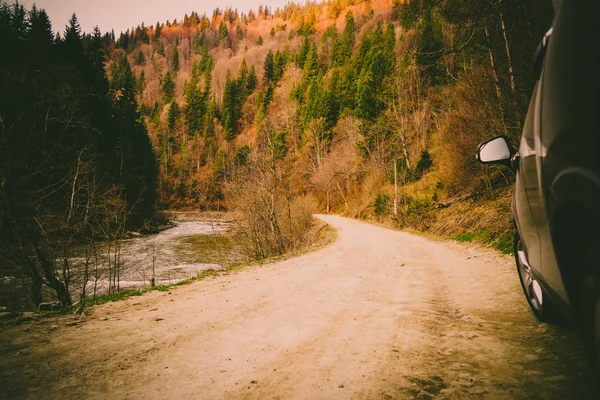 Cesta k horám. Krásná horská krajina — Stock fotografie