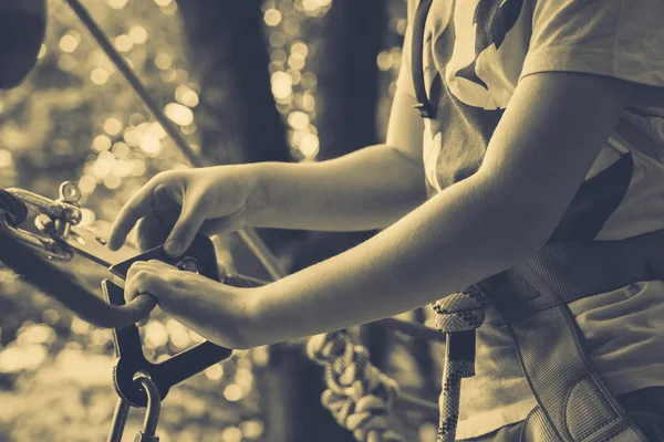 O rapaz sobe a um parque de cordas — Fotografia de Stock