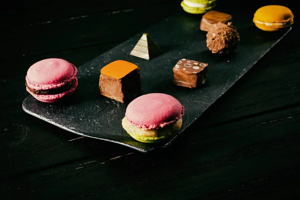 Chocolade zoetigheden en macarons — Stockfoto