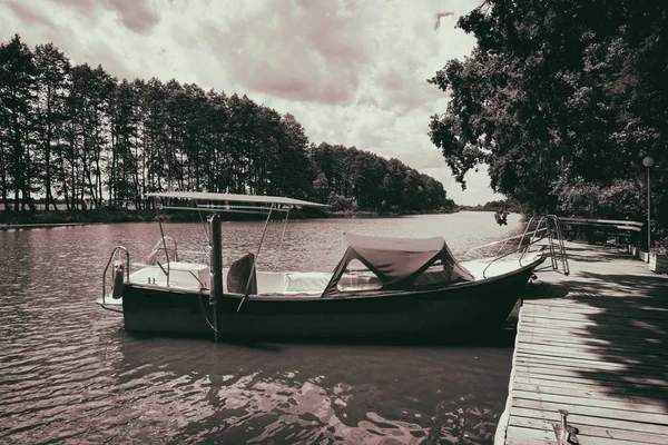 Nehirdeki tekne. — Stok fotoğraf