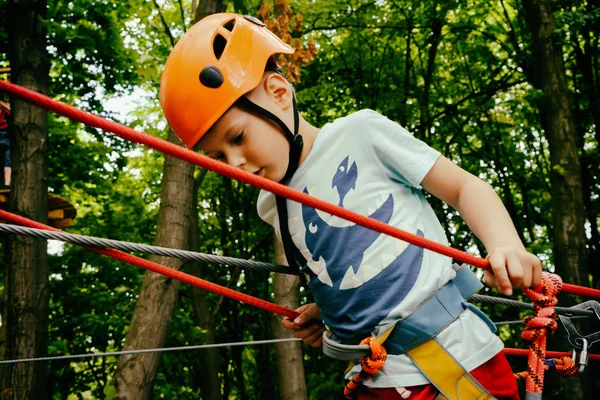 Recreación infantil activa. Escalando el parque de cuerdas — Foto de Stock