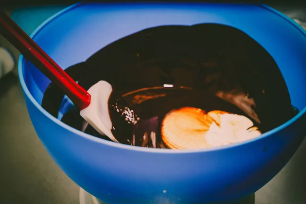 Het mengen van chocolade en room. Slagroom taart — Stockfoto