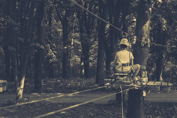 Çocuk bir kolye park tırmanıyor — Stok fotoğraf