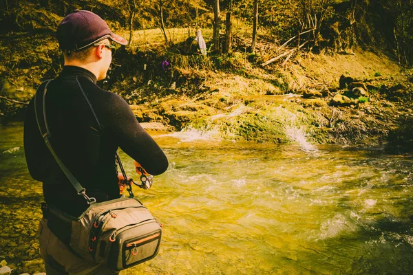 Pesca da truta em um rio de montanha — Fotografia de Stock