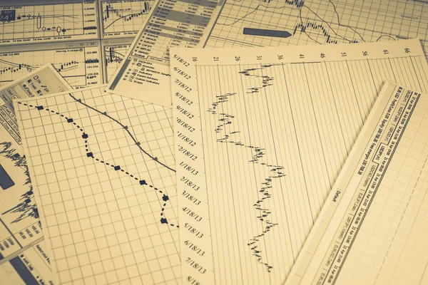 Grafica finanziaria loupe e matite — Foto Stock