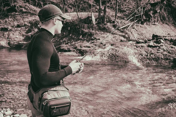 Ψάρεμα πέστροφας σε ένα ποτάμι βουνό — Φωτογραφία Αρχείου