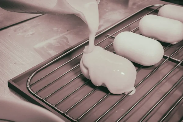 Preparación de pasteles amarillos — Foto de Stock