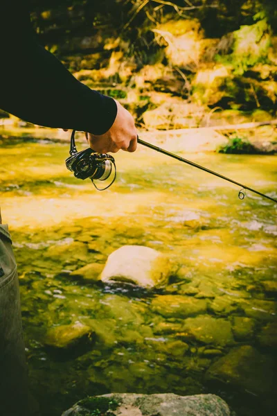 Pescatore su un bellissimo fiume di montagna nella foresta — Foto Stock