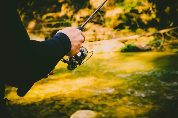 Pescatore su un bellissimo fiume di montagna nella foresta — Foto Stock