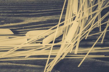 Ahşap bir masa üzerinde makarna