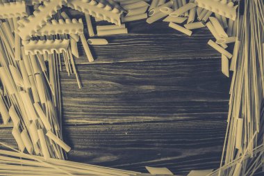 Ahşap bir masa üzerinde makarna