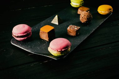 Çikolatalı tatlılar ve badem kurabiyeleri