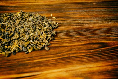 Ahşap arka planda yeşil çay