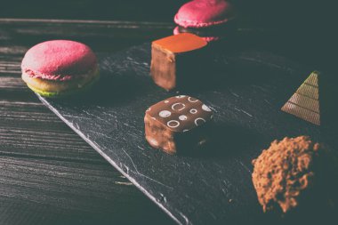 Çikolatalı tatlılar ve badem kurabiyeleri