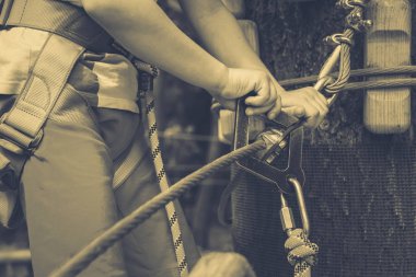 Çocuk bir halat Parkı tırmanıyor