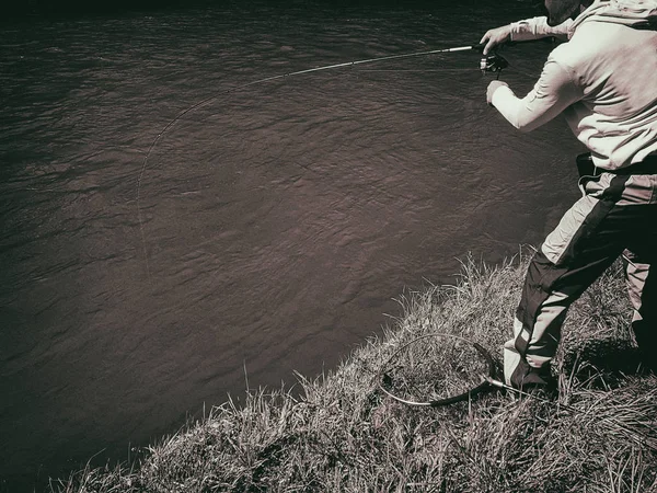 Pesca de spinning activa en el río —  Fotos de Stock