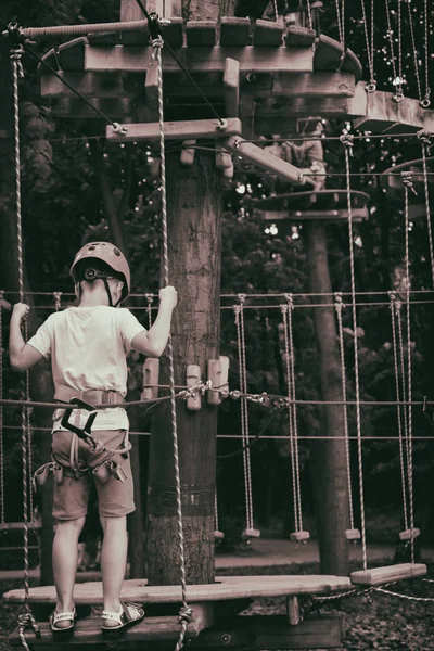 Il ragazzo sale su un parco pendente — Foto Stock