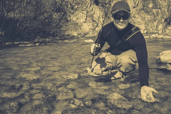 Pêche à la truite dans une rivière de montagne — Photo