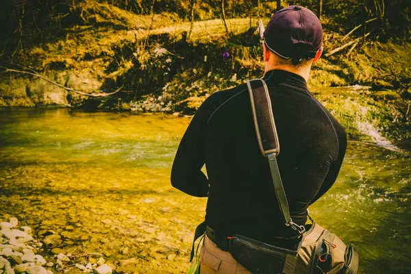 Pesca alla trota in un fiume di montagna — Foto Stock