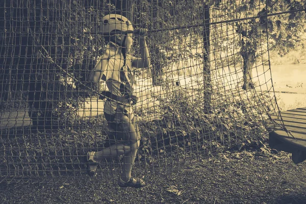 Το αγόρι ανεβαίνει ένα πάρκο κρεμαστό — Φωτογραφία Αρχείου