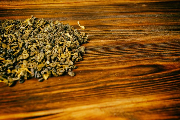 Té verde sobre un fondo de madera — Foto de Stock