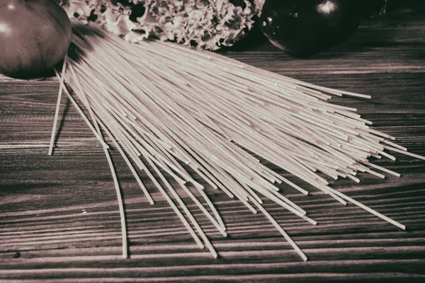 Spaghetti e verdure su fondo di legno — Foto Stock