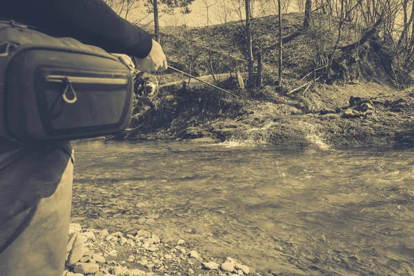 Pesca alla trota in un fiume di montagna — Foto Stock