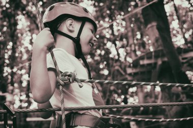 Çocuk bir kolye park tırmanıyor