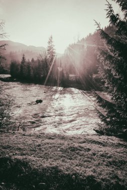 Güzel dağ nehir, muhteşem manzara