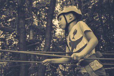 Aktif çocuk eğlence. İp park tırmanma