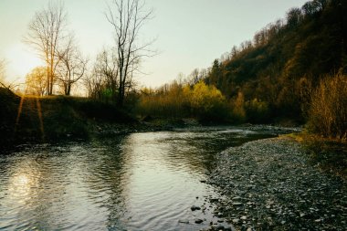 Dağlar, dağ nehir, manzara nefis doğa