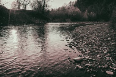 Dağlar, dağ nehir, manzara nefis doğa
