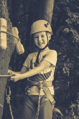 Çocuk bir kolye park tırmanıyor